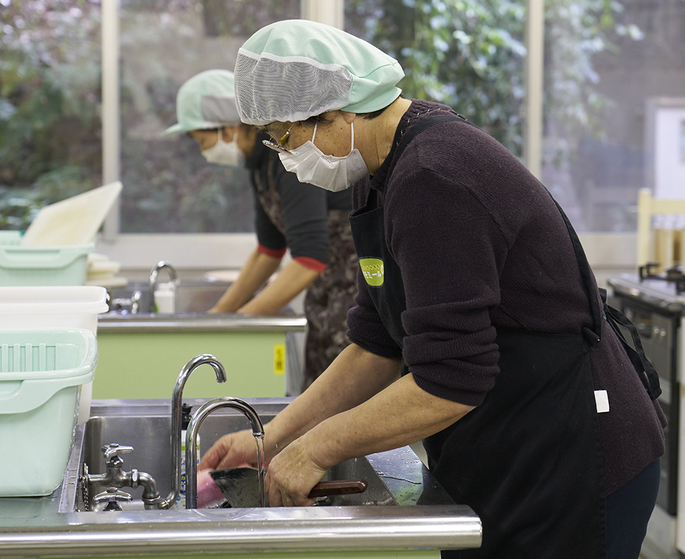 調理道具を洗っているところ