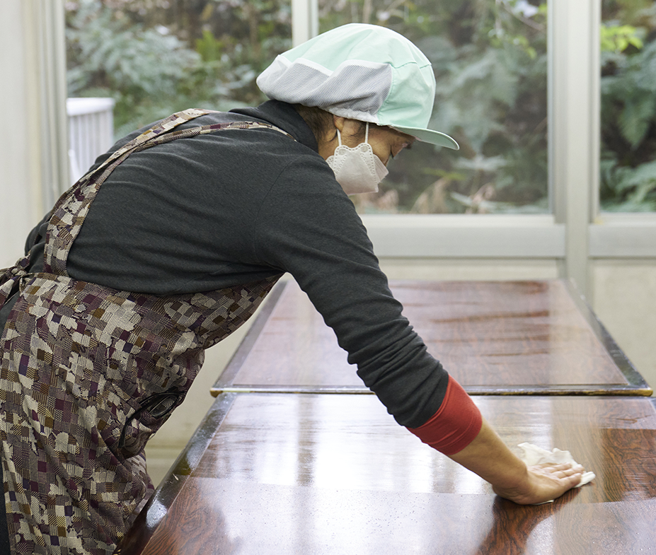 テーブルを消毒しているところ