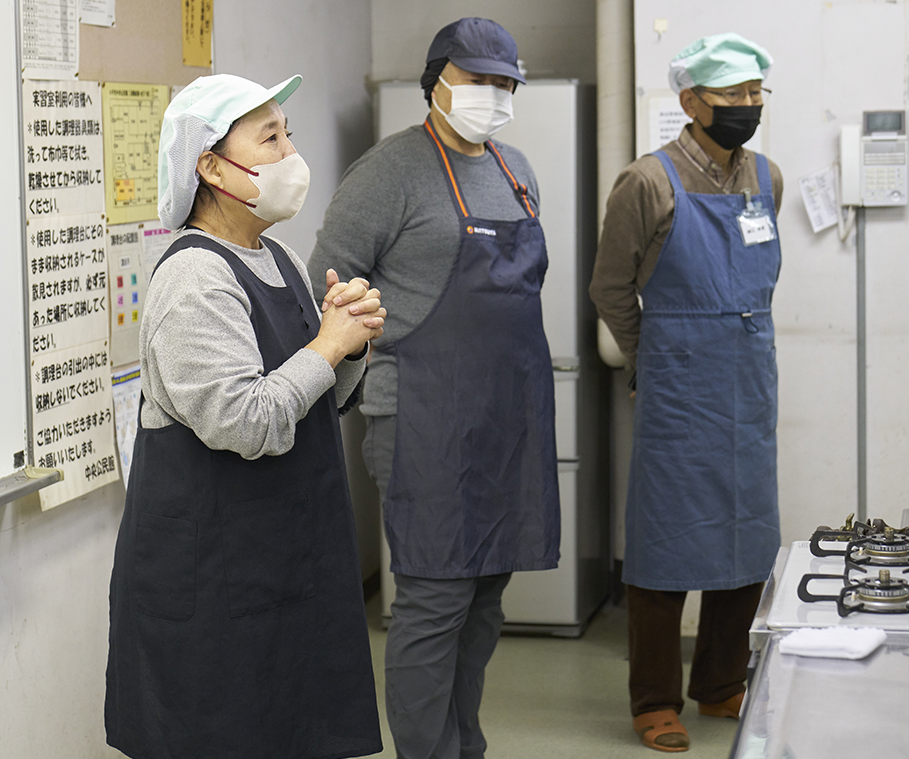 調理前のミーティングの様子