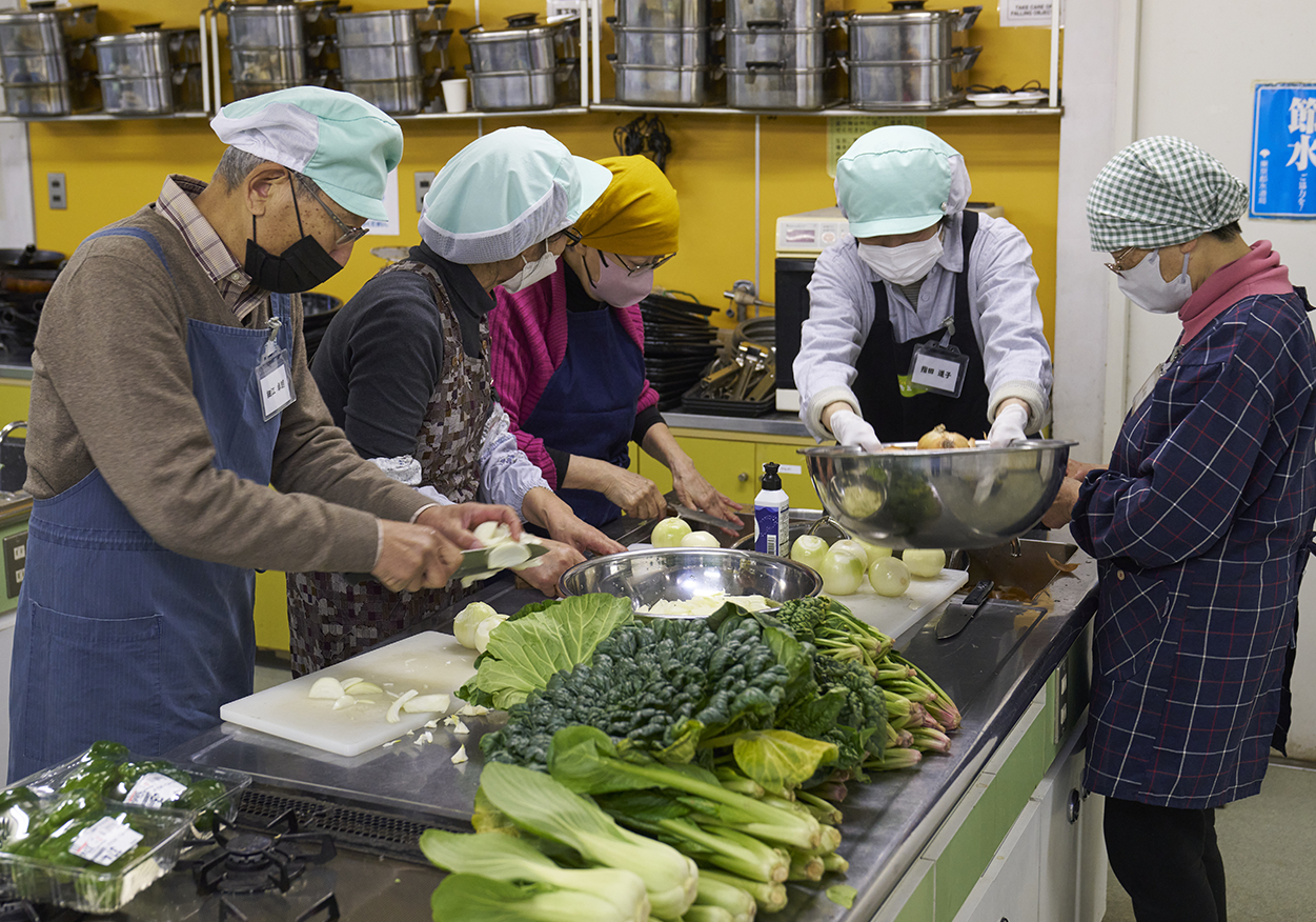 野菜を洗ったり切ったりしているところ