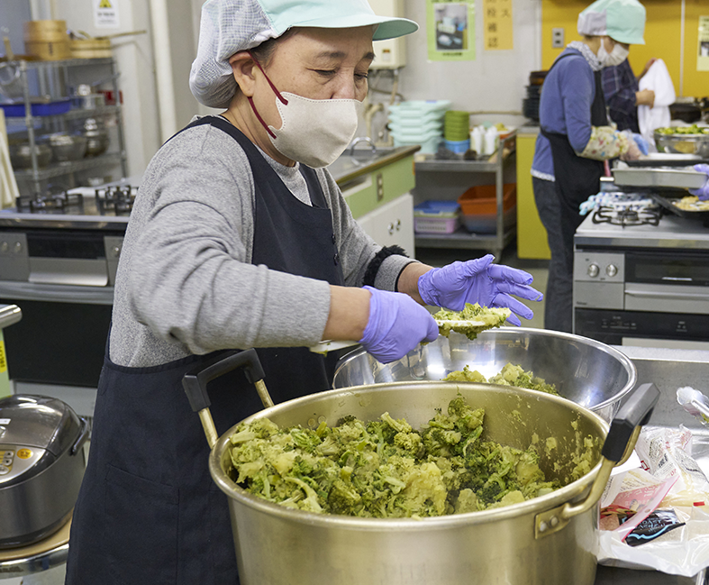 完成したカシューナッツ和えをとりわけているところ
