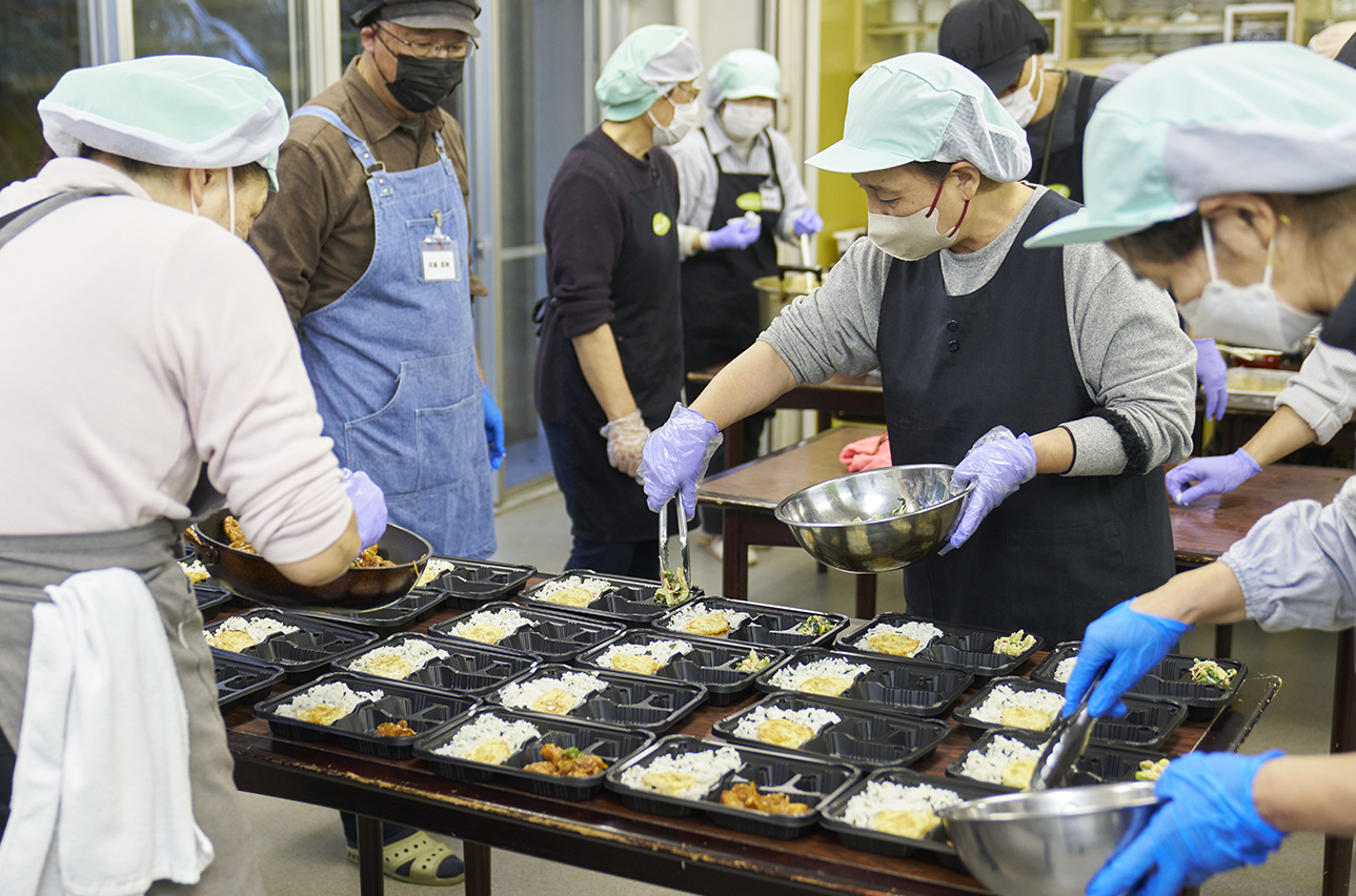 お弁当を詰めている様子