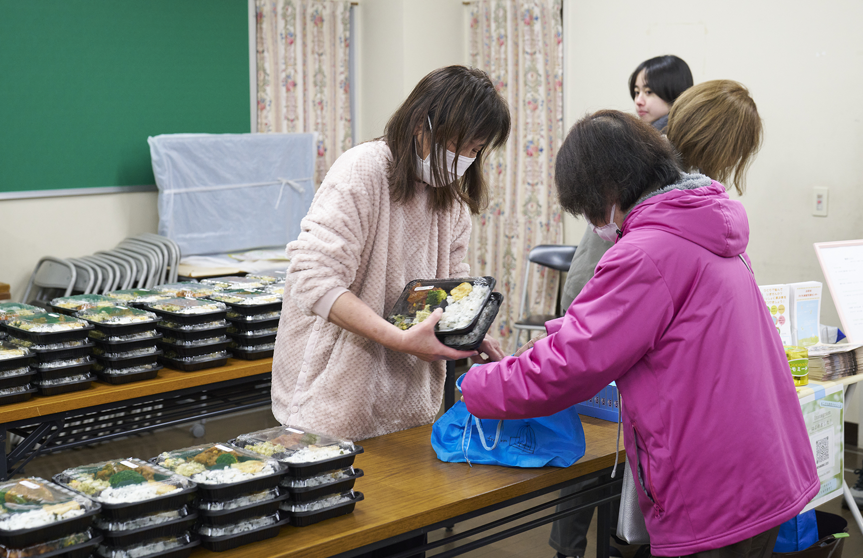 お弁当を配布している様子