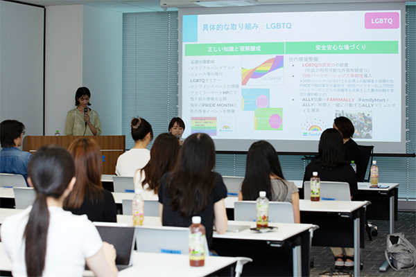 ファミリーマートの取り組みを紹介しているところ
