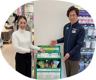 ファミリーマートコレクトマーク金山駅前店の寄付受付ボックス