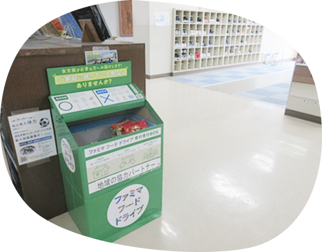 小学校に置かれた寄付受付ボックス