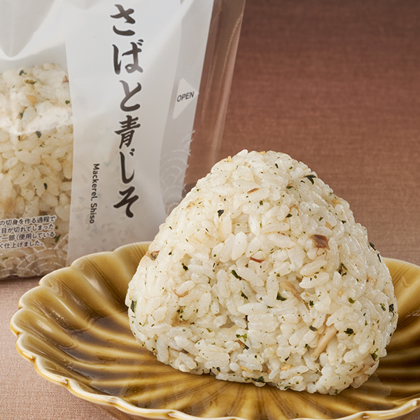 製造工程で発生する「切れ端・端材」の有効活用した商品のイメージ画像「さばと青じそおむすび」