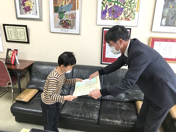 The award ceremony was performed at the school with the FamilyMart head office and regional offices remotely connected.