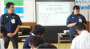 Lecturing how to sales to students by FamilyMart employee