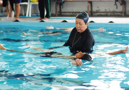 水難事故防止のための水泳教室（タイ）