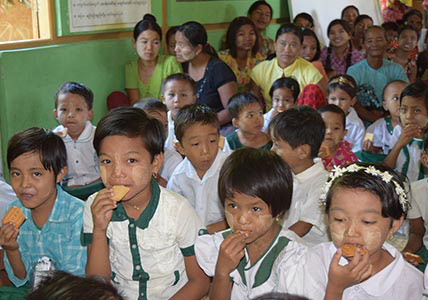 栄養強化ビスケットの支給（ミャンマー）