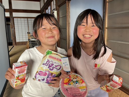 食品を受け取った子どもたち