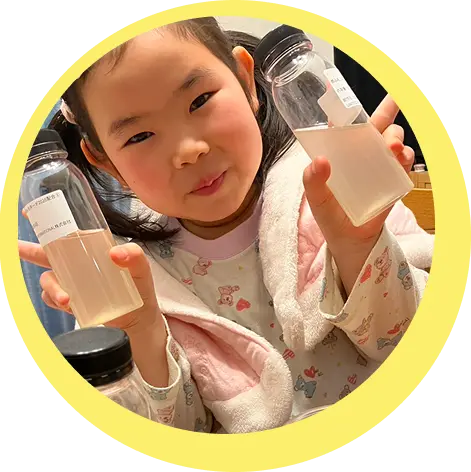 オンライン試飲会の様子：レモネードの試作品を持つ子ども