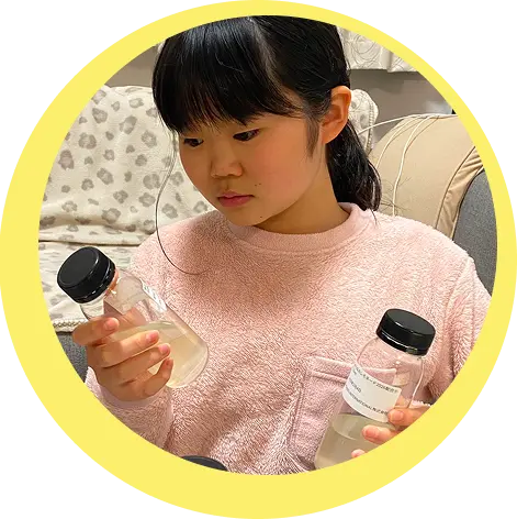 オンライン試飲会の様子：レモネードの試作品を確認する子ども