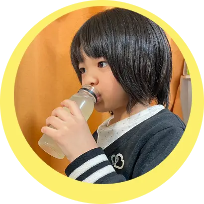 オンライン試飲会の様子：レモネードを試飲する子ども