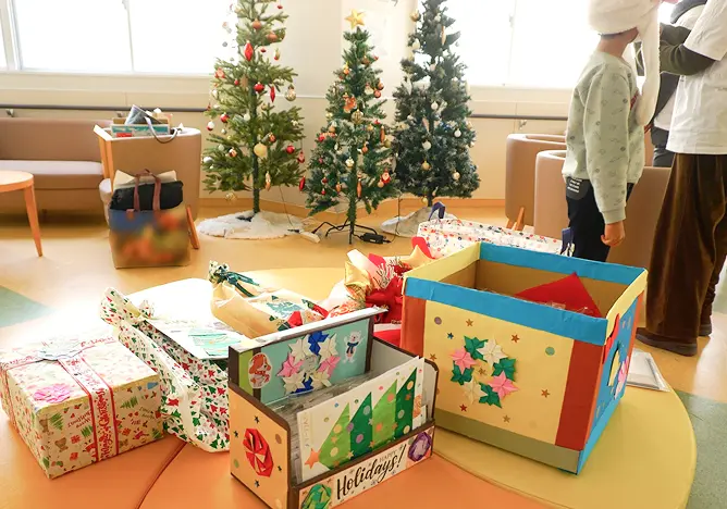 みんれもサンタ活動の様子：こどもたちへ贈るクリスマスプレゼントの箱