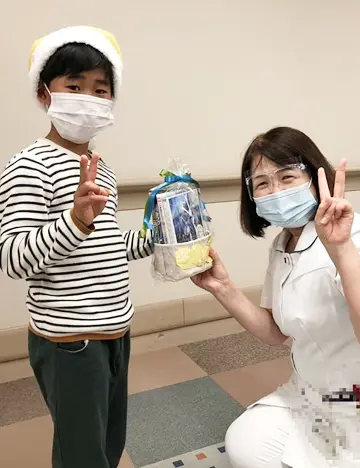 みんれもサンタ活動の様子：クリスマスプレゼントを手渡す様子