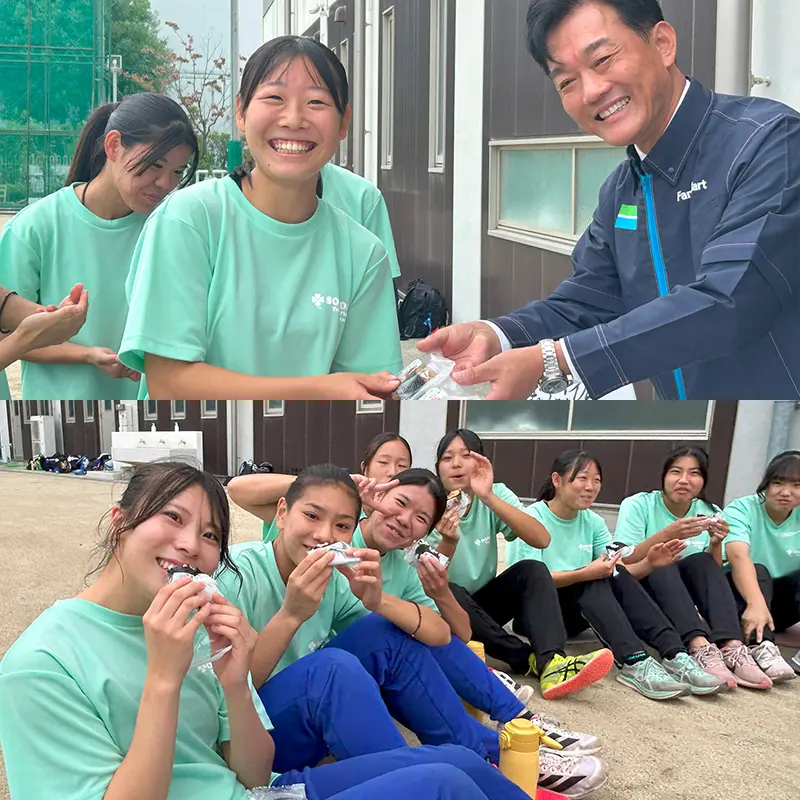 お届けの様子と集合写真