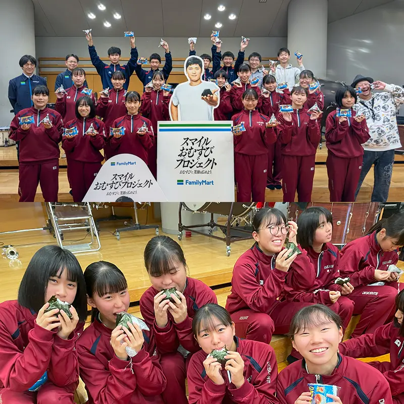 お届けの様子と集合写真