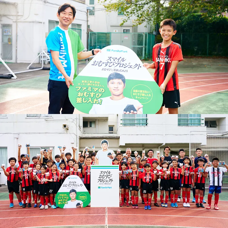 お届けの様子と集合写真