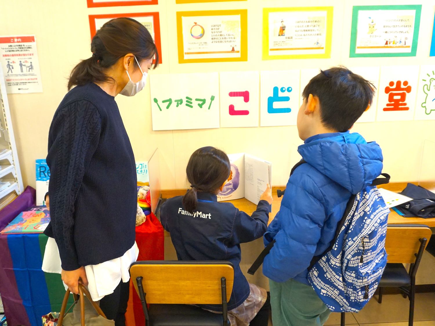絵本を楽しむ様子