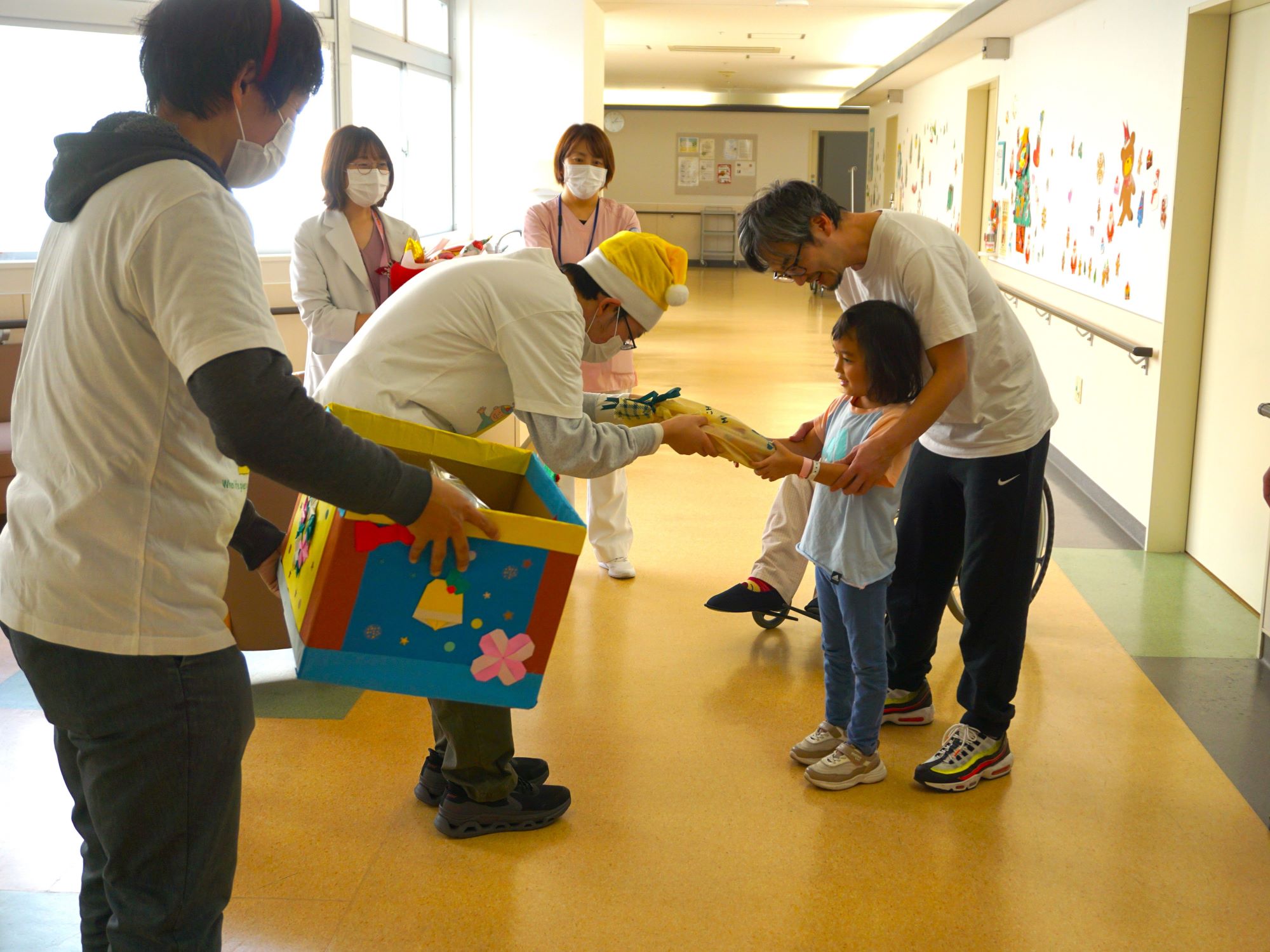 みんレモサンタのプレゼントをお渡しの様子