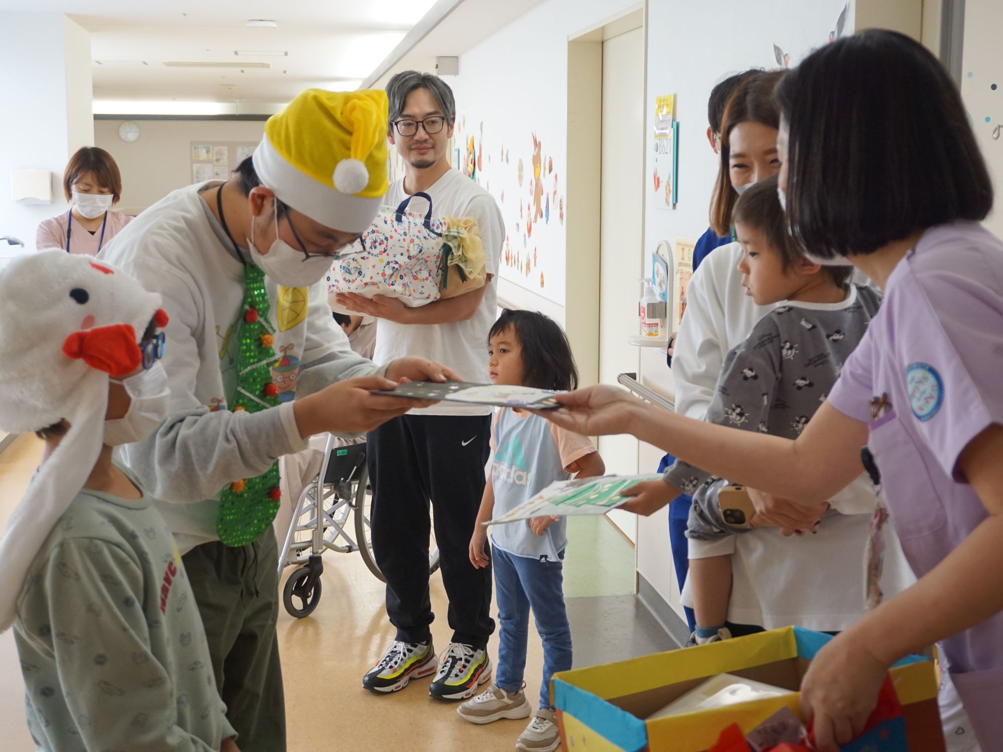 みんレモサンタのプレゼントをお渡しの様子