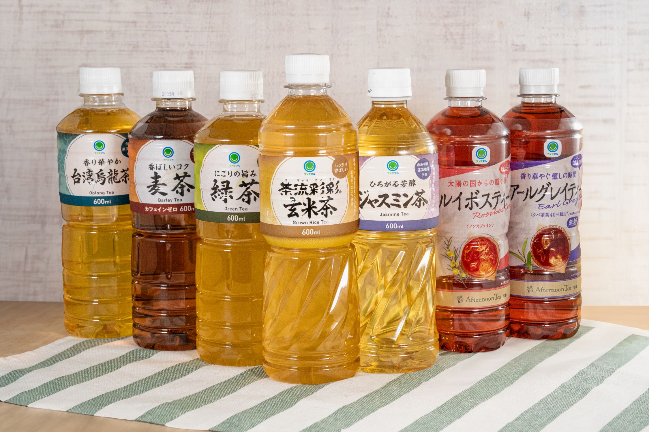 使用済みペットボトルからリサイクルした再生PET樹脂100％のリサイクルペットボトル（ボトルtoボトル）を使用したファミマルの商品