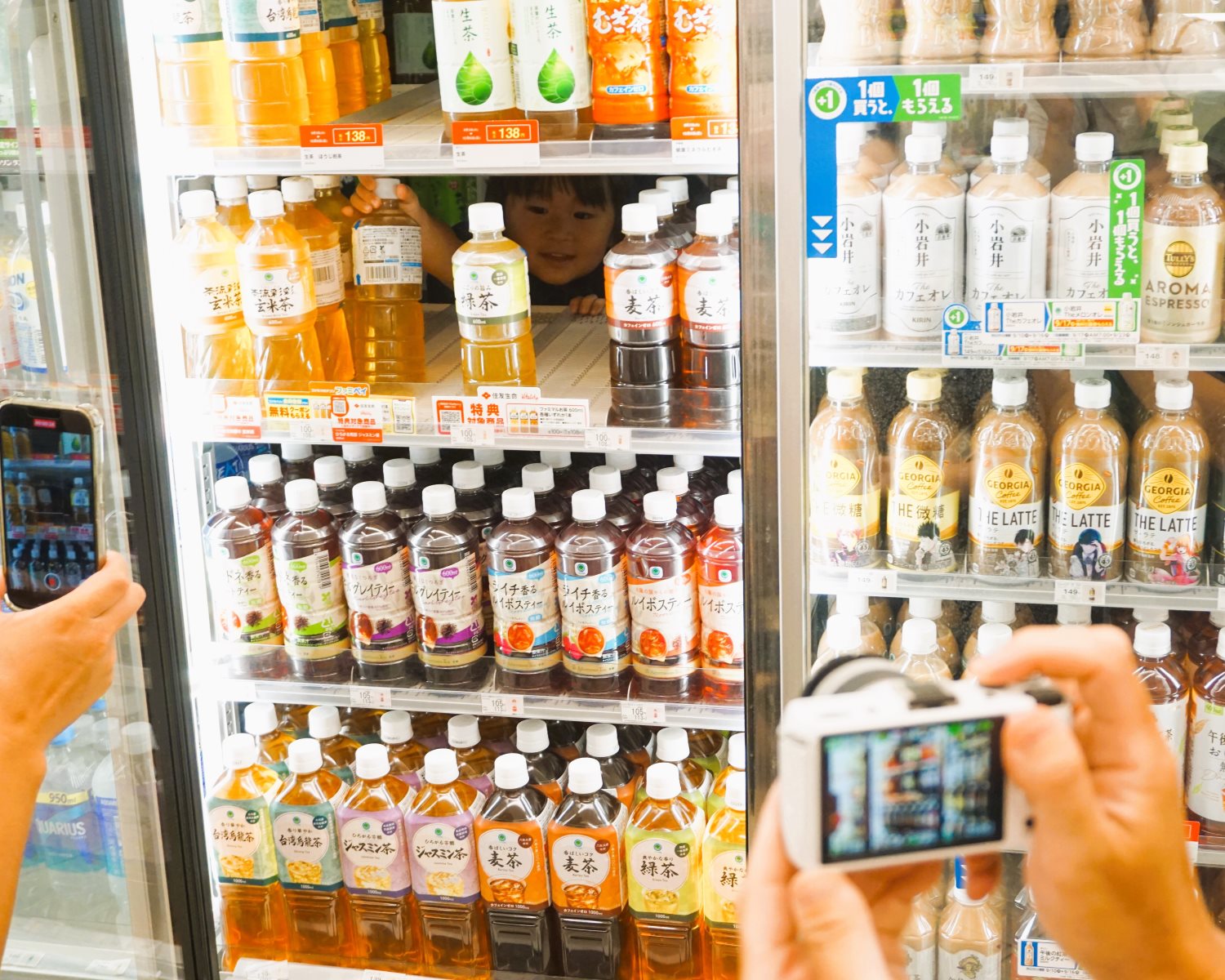 冷蔵庫の中に入って飲料補充中