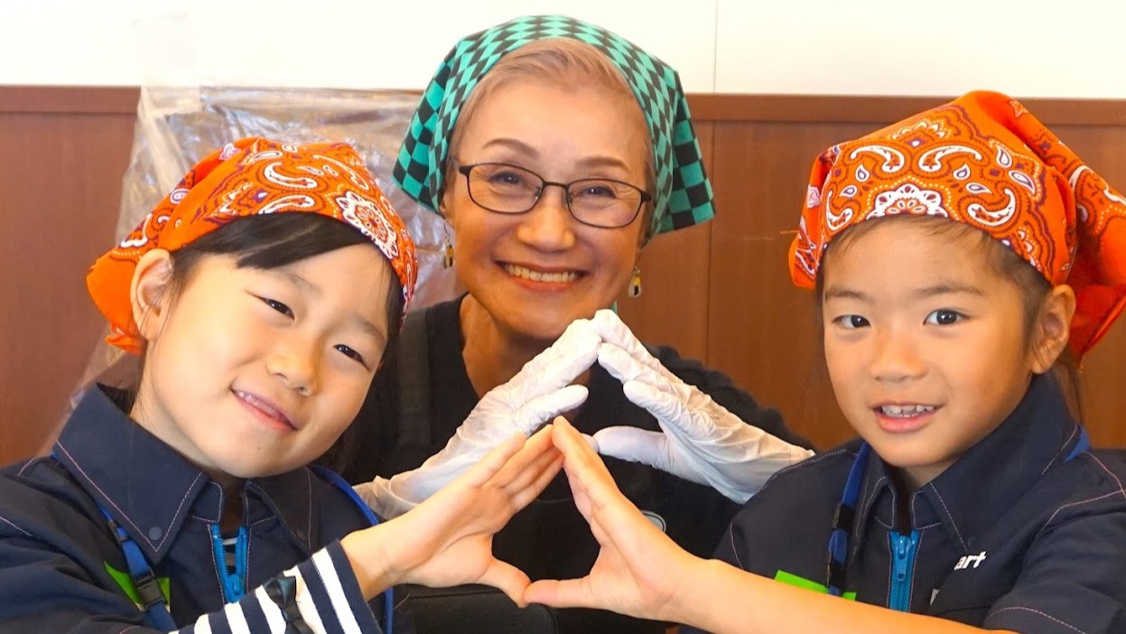 おにぎりぼんごの店主右近由美子氏とこどもたち