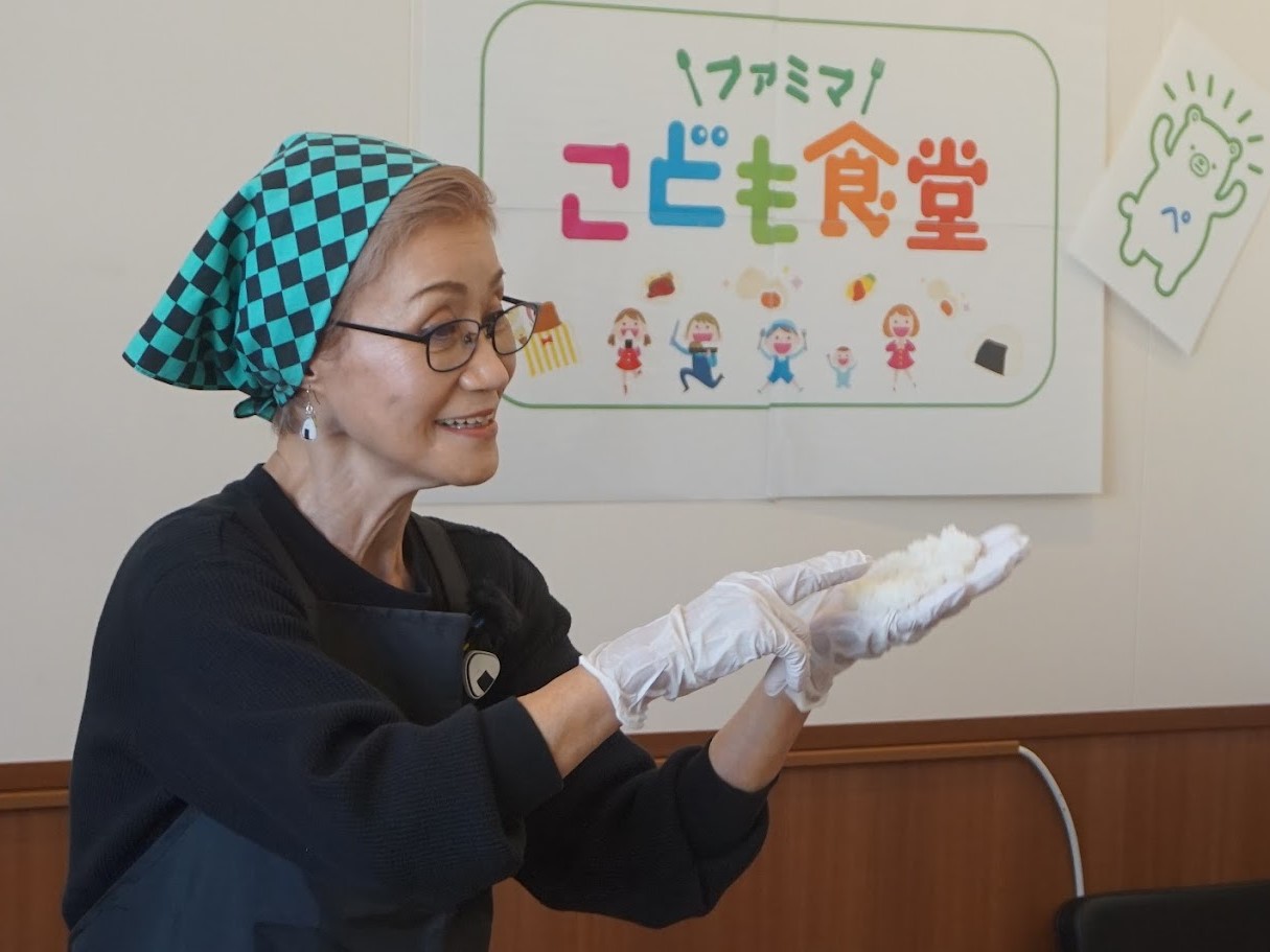おむすびの作り方を教えるおにぎりぼんごの店主右近由美子氏