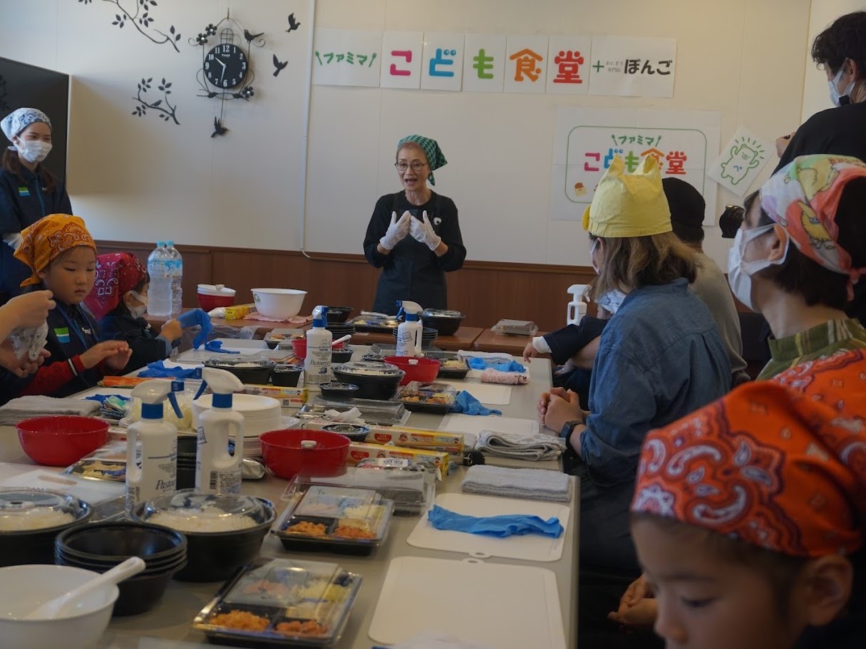 みんなの前で説明するおにぎりぼんごの店主右近由美子氏