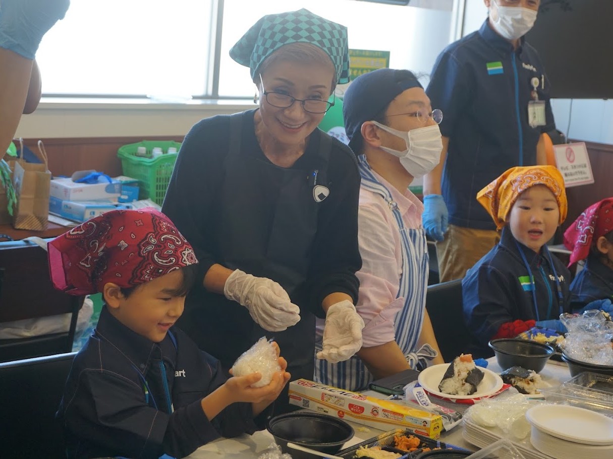 参加したこどもがおむすびを握る様子