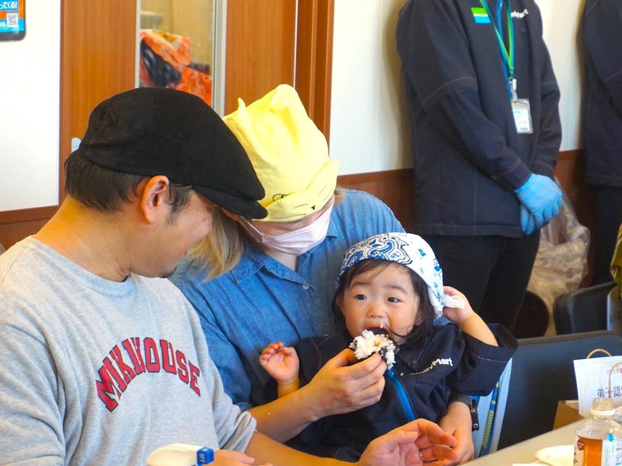 おむすびを食べるこどもの様子