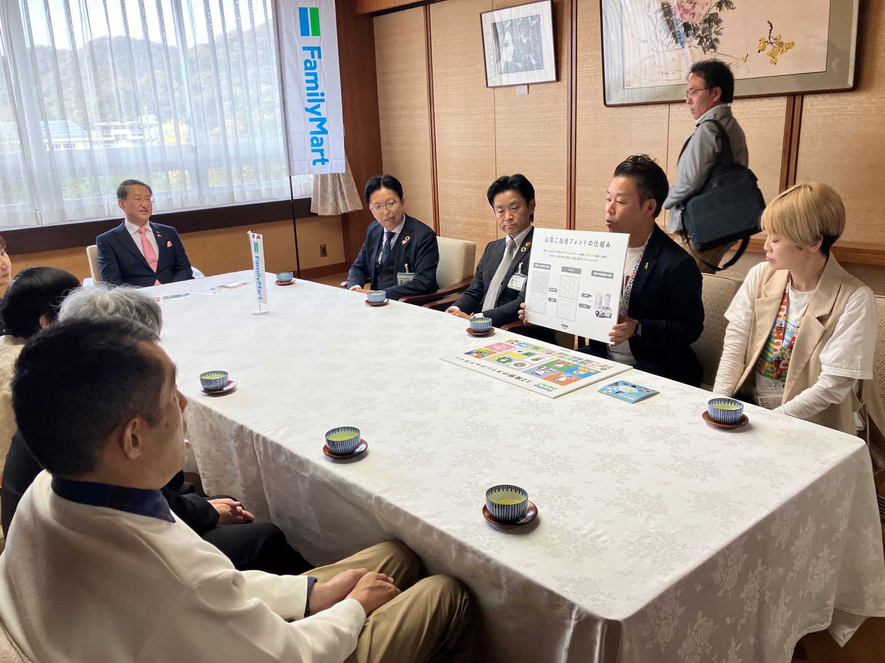 鳥取県知事と参加者で懇談する様子