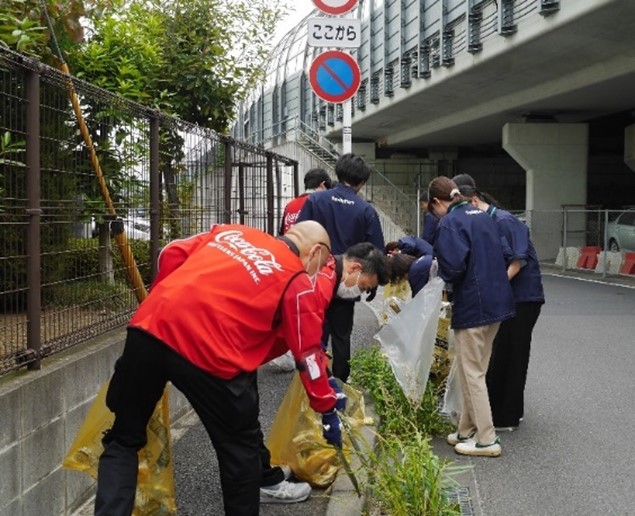 清掃活動をする両社の社員