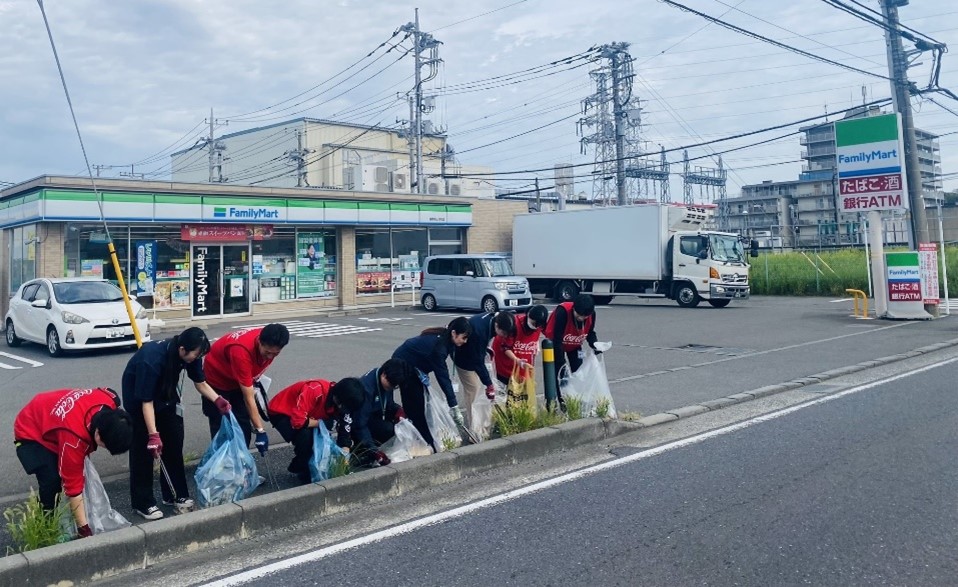 ファミリーマート店舗の前で清掃活動する様子