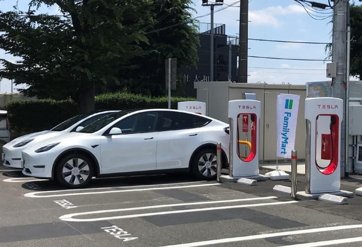 店舗駐車場に設置したEV急速充電器