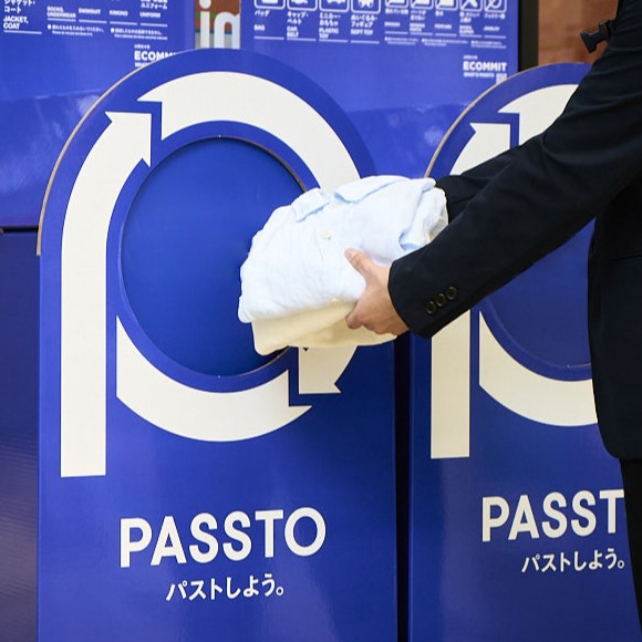 専用回収BOXに衣類を投函する様子