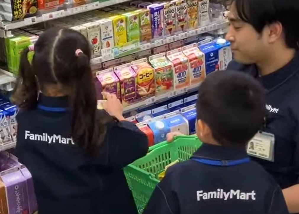 商品を並べる様子