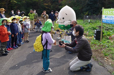 「森の教室」実施園で育てた苗木を贈呈