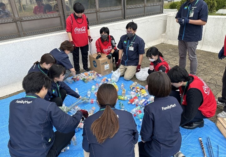 収集したゴミの調査の様子