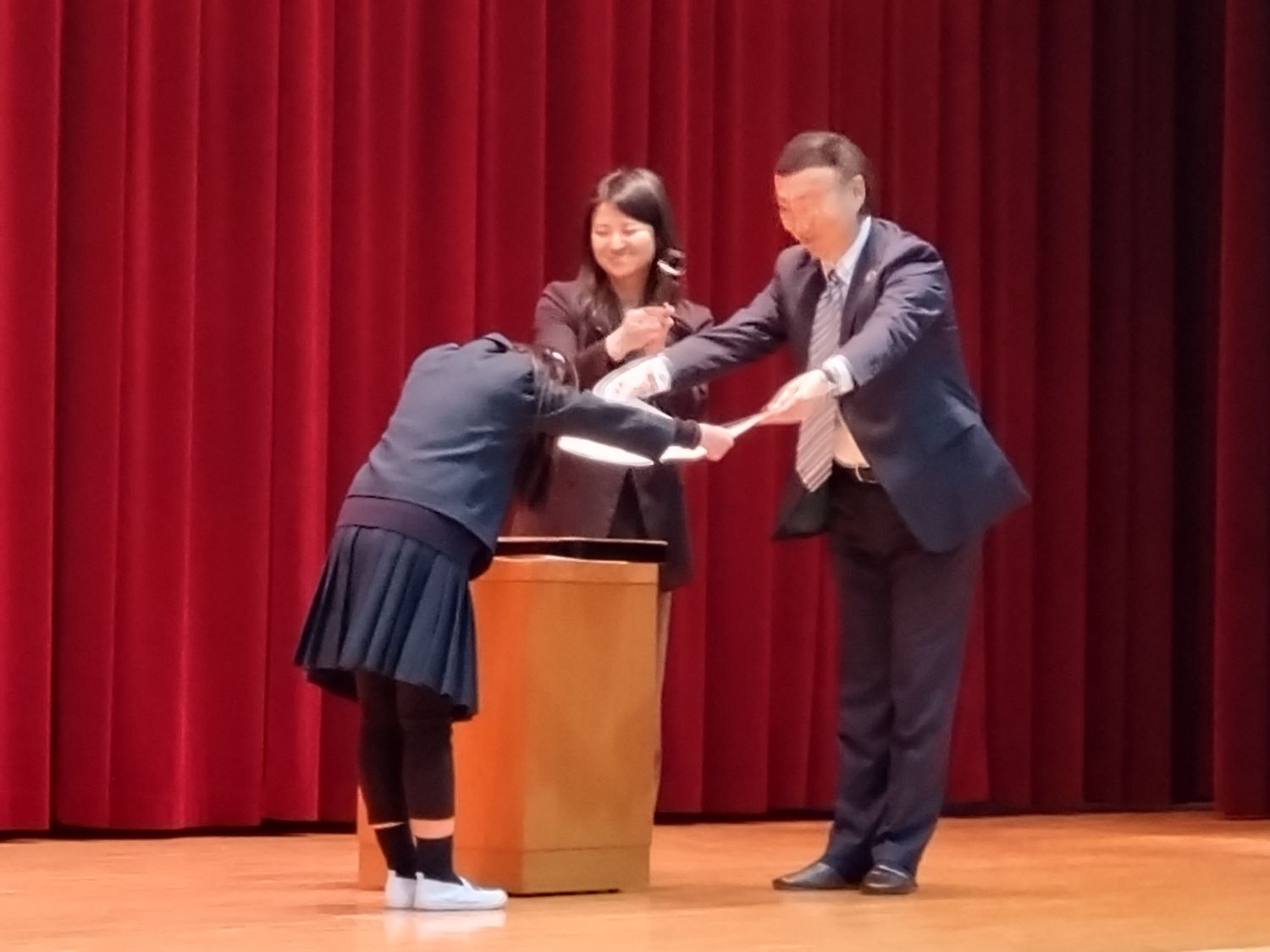 国立学園小学校の田中夢乃さんへの表彰状授与の様子