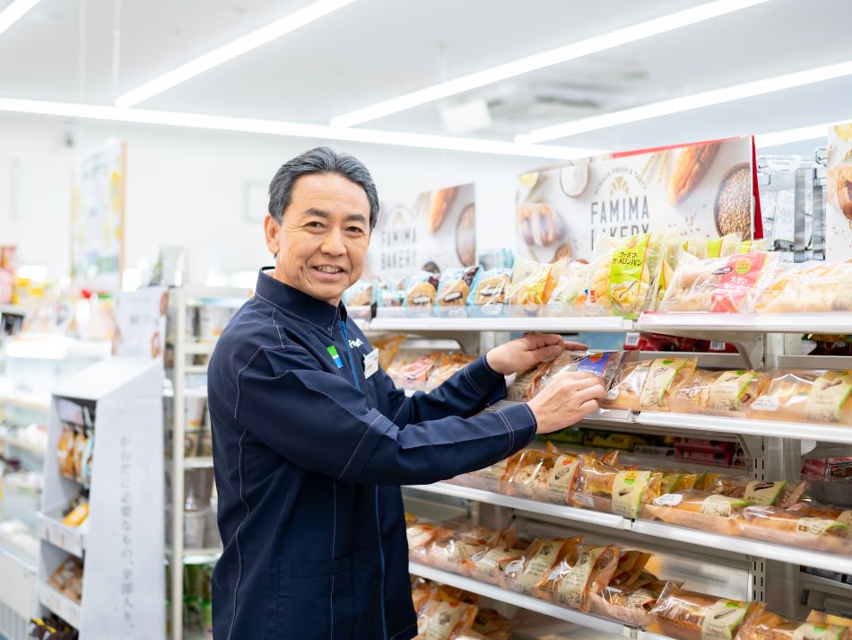 品出しするシニアスタッフ
