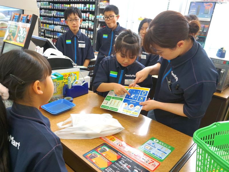 コミュニケーション支援ツールを使って接客する様子