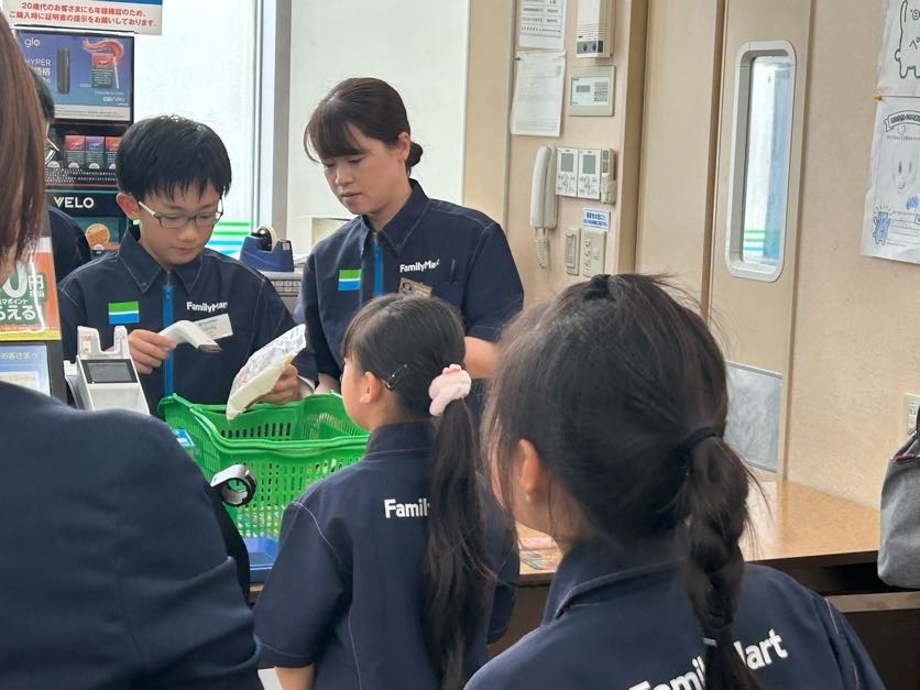 レジ打ち体験の様子