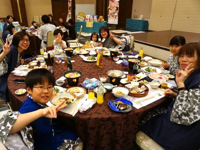 参加者が食事している様子
