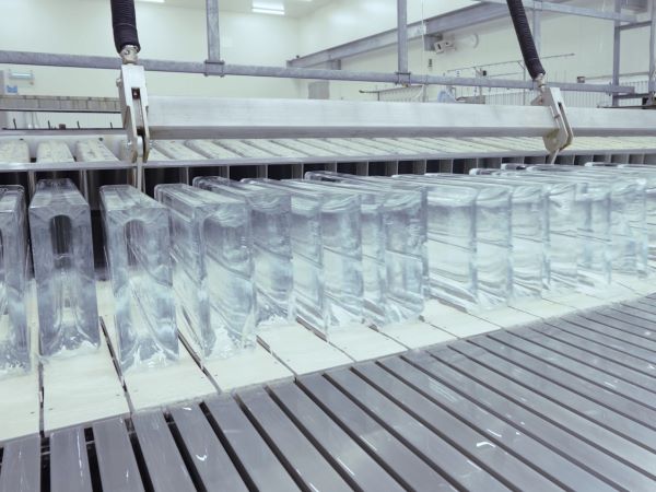 アイス缶製法で作られた氷が取り出される様子