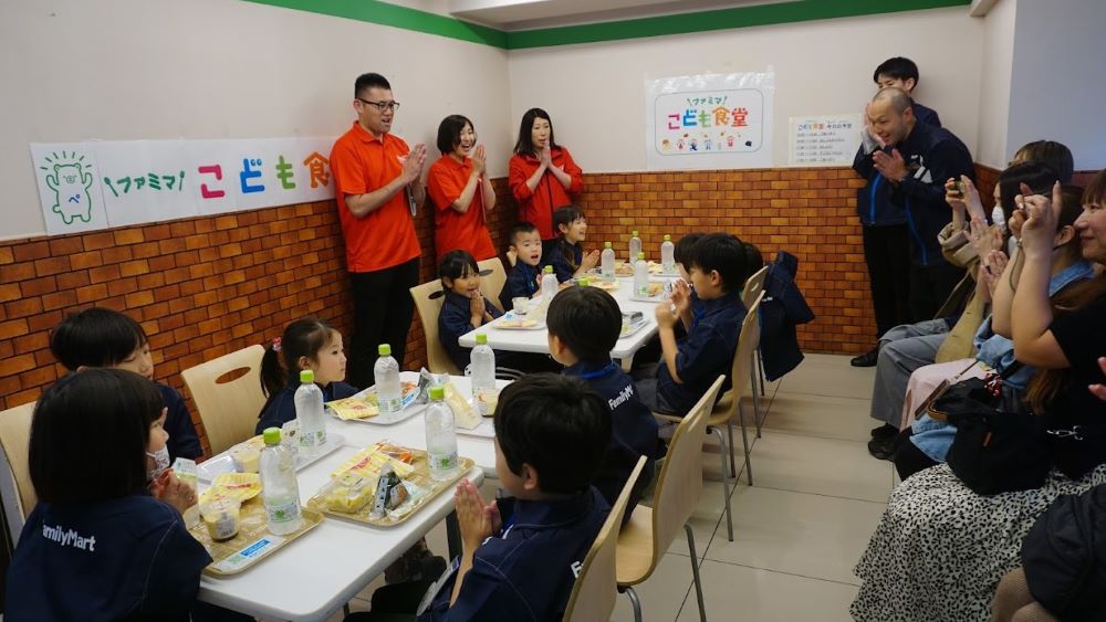 「ファミマこども食堂」のコカ･コーラ  ボトラーズジャパンとのコラボイベント開催の様子