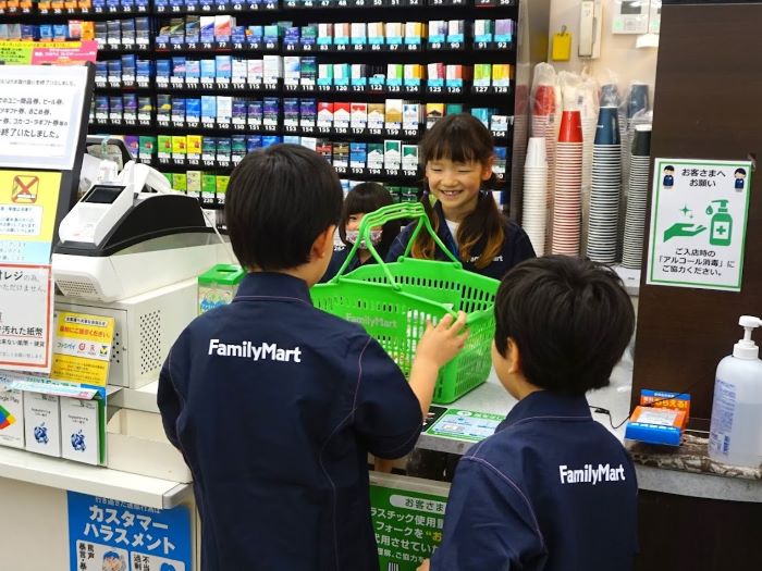 レジ打ち体験の様子